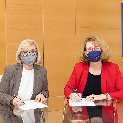 Kulturlandesrätin Beate Palfrader (li) und Rektorin Ulrike Sych