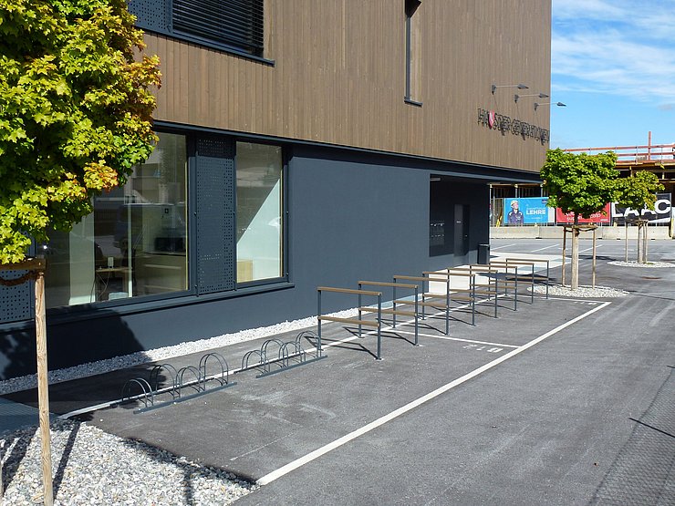 Radabstellanlagen vor dem Haus der Generationen in Volders