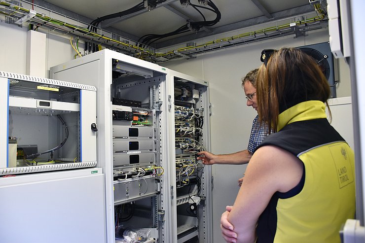 Mair und Angerer vor einem Server mit vielen Kabel