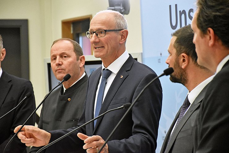 Nahaufnahme LH Mattle bei Pressekonferenz