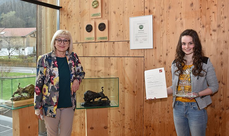 Arbeits- und Bildungslandesrätin Beate Palfrader gratulierte "Lehrling des Monats Februar 2021" Carina Klammer.