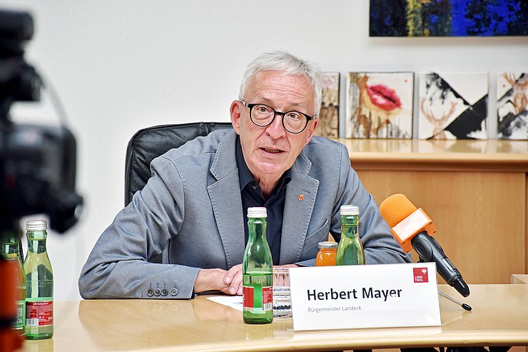 Mann beim Sprechen während einer Pressekonferenz