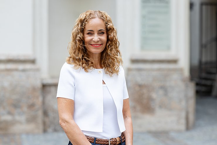 © Land Tirol/Steinlechner Porträtfoto - LRin stehend im Freien