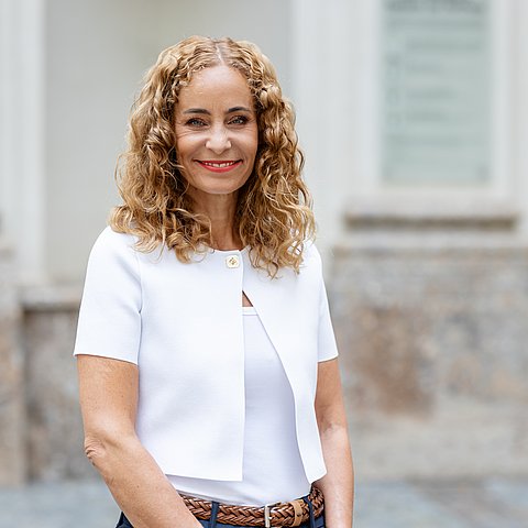 Porträtfoto - LRin stehend im Freien