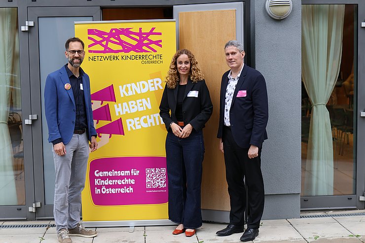 Personen stehen vor Roll-up