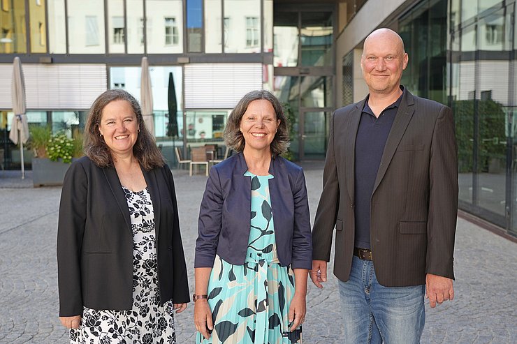 © Land Tirol/Reiter Personen stehen nebeneinander