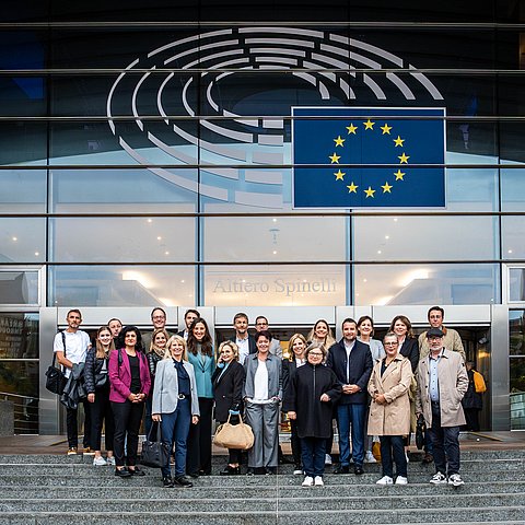 Die Delegation des Europaausschusses vor dem EU-Parlament in Brüssel