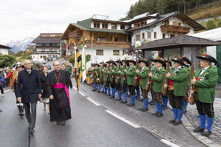 © Land Tirol/Die Fotografen Abschreiten der Front beim Landesüblichen Empfang mit LH Anton Mattle, Bischof Hermann Glettler, Bürgermeister von Telfs Christian Härting, Landesrätin Cornelia Hagele und Schützenkommandant Andreas Raass.