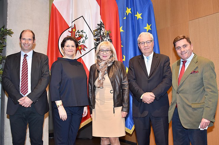 © Land Tirol/Dorfmann In Innsbruck tagten die österreichischen ArchivarInnen: v. l.: Jörg Schwarz, Universität Innsbruck, Karin Sperl, Präsidentin des Verbandes Österreichischer ArchivarInnen, LRin Beate Palfrader, Christoph Haidacher,Tiroler Landesarchiv, Helmut Wohnout, Generaldirektor Österreichisches Staatsarchiv.
