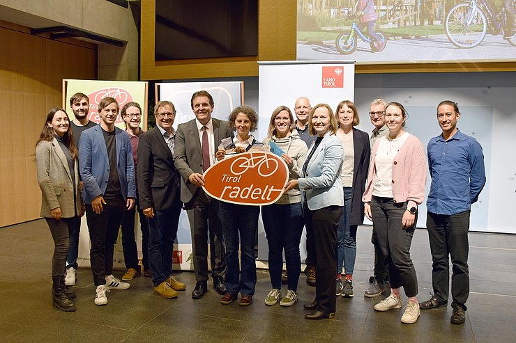 © Land Tirol/Baumegger Gruppenfoto der TeilnehmerInnen von Tirol radelt