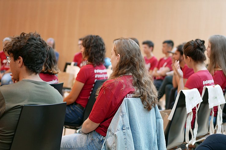 Jugendliche aus dem gesamten Alpenraum diskutieren u.a. darüber, wie Reisen künftig einfacher und umweltfreundlicher werden kann.