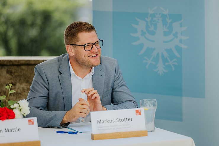 Stotter bei PK sprechend