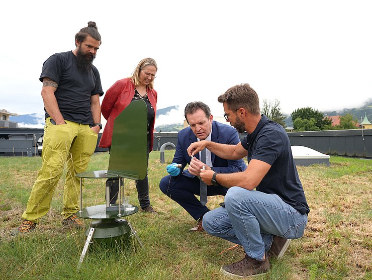 Gruppe von Menschen auf einem begrünten Flachdach