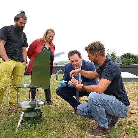 Gruppe von Menschen auf einem begrünten Flachdach