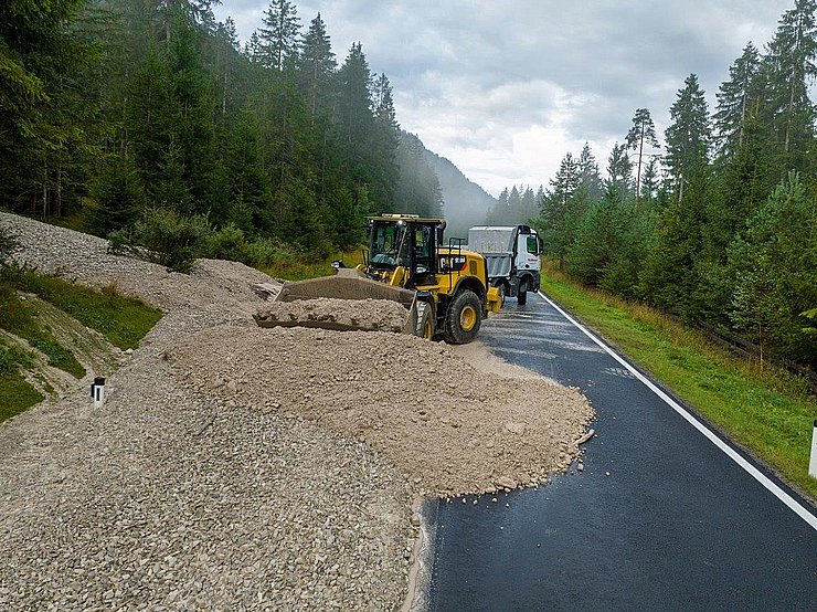 Bagger beginnen die Straße von der Mure zu befreien