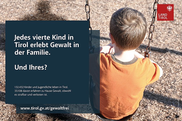 Kind Rücckenansicht auf Schaukel