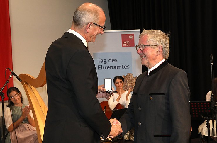 LH Anton Mattle schüttelt Peter Gohm die Hand