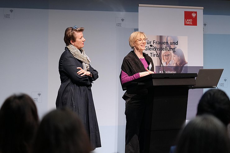 © Land Tirol/Dorfmann Leiter und Weiss am Rednerpult