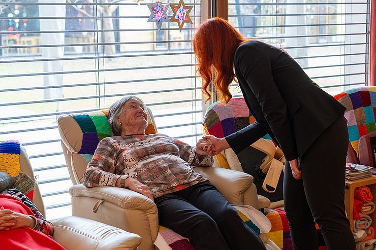 © Land Tirol/Neuner Im Anschluss machte sich LRin Hagele ein Bild von der Tagespflege im „Haus der Generationen“.