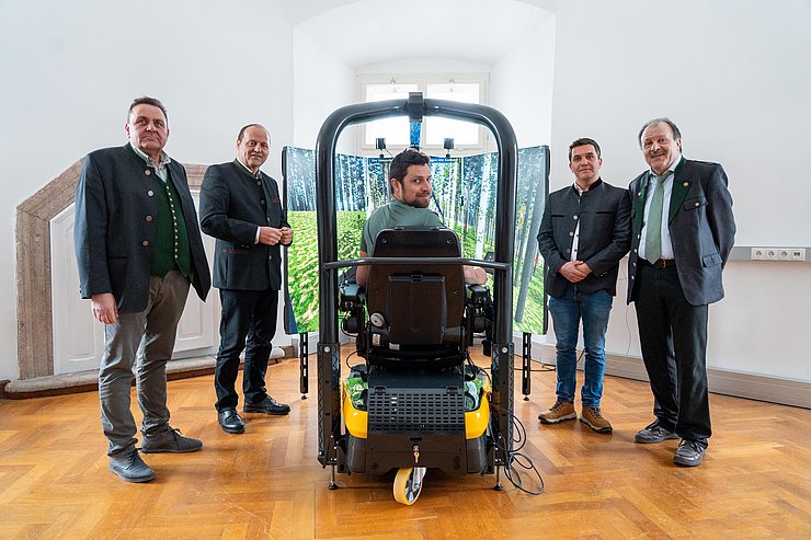 Bei der Präsentation des Harvester-Simulators (v. l.): Martin Luxner, LHStv Josef Geisler, Simon Steiner, Georg Astner und Stephan Prantauer.