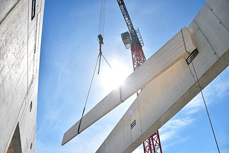 © Land Tirol/Hörmann Kran hebt großes Holzteil hoch