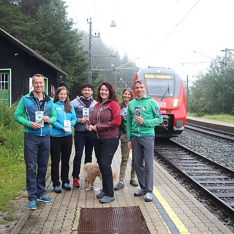 Thomas Schmarda (Geschäftsführung NP Ötztal), Yvonne Markl (Geschäftsführung NP Tiroler Lech), Willi Seifert (Geschäftsführung Hochgebirgs-Naturpark Zillertaler Alpen), Landeshauptmann-Stellvertreterin Ingrid Felipe, Sigrid Zobl (Naturpark Kaunergrat) und Hermann Sonntag (Geschäftsführung Naturpark Karwendel) präsentieren die fünf neuen WÖFFIS am Bahnhof Hochzirl.