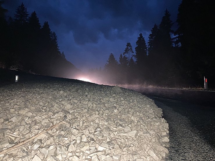 Auf dem Bild ist das Material der Mure bei Nacht zu sehen.