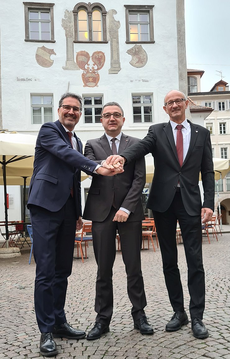 © LPA Trentino LH Arno Kompatscher (Südtirol), derzeitiger Euregio-Präsident Maurizio Fugatti und LH Anton Mattle vor dem Sitz der Euregio im Waaghaus in Bozen.