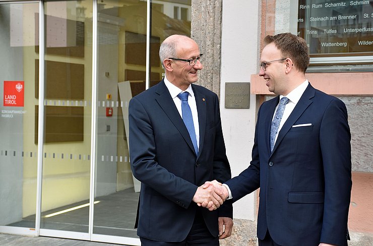 Mattle und Singer schütteln einander die Hand