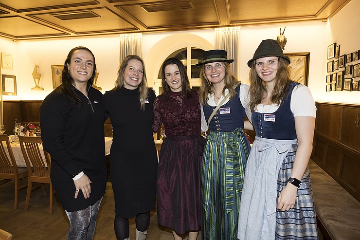 © Land Tirol/Sedlak Sicherheitslandesrätin Astrid Mair (3.v.li.) mit (v.li.) Polizeisportlerinnen Martina Kuenz, Katrin Beierl, Elisabeth Aigner und Veronika Aigner.