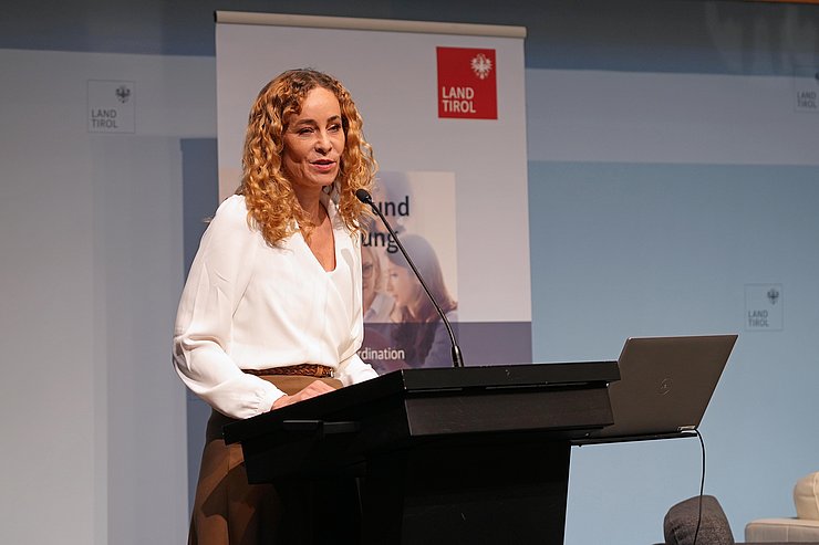 © Land Tirol/Dorfmann LRin beim Sprechen