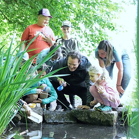 Zumtobel mit Schulkindern an Teich