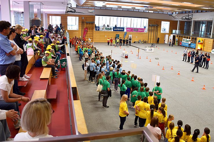 Blick von oben auf die Halle mit den SchülerInnen