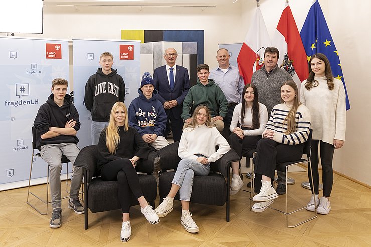 © Land Tirol/Die Fotografen Gruppenfoto mit der Klasse im Büro des Landeshauptmanns.