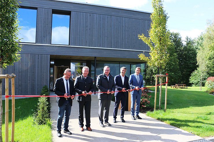 © Land Tirol/Krepper Gruppe schneidet rotes Band zur Eröffnung des Neubaus