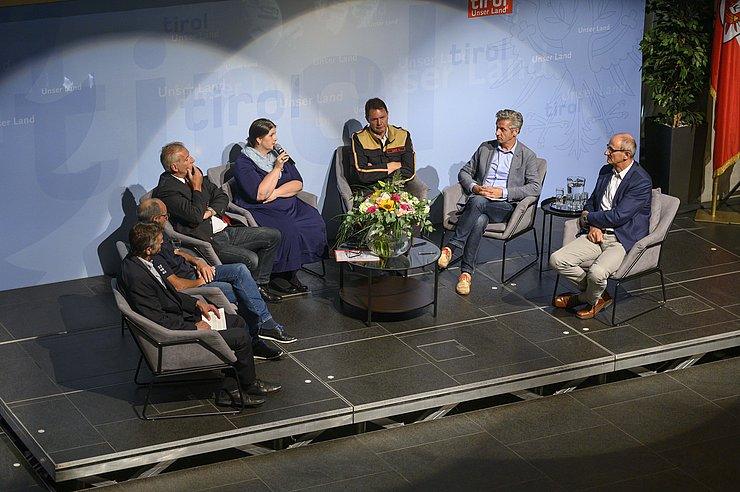 © Landtagsdirektion Tirol/Berger VertreterInnen von Politik, Verwaltung und Einsatzorganisationen beim Runden Tisch.