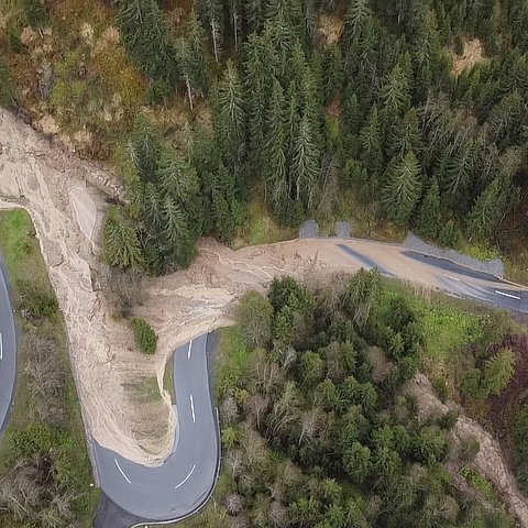 Die Kühtaistraße ist im Bereich zwischen Ochsengarten und Oetzerau aktuell von einer Mure verschüttet