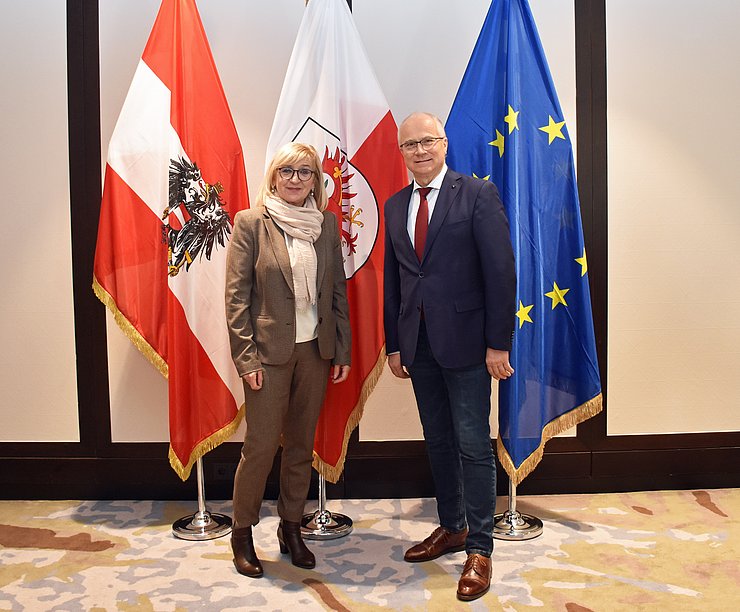 LRin Beate Palfrader übergibt den Vorsitz der WohnbaureferentInnenkonferenz an ihren Amtskollegen aus der Steiermark, LR Johann Seitinger. 