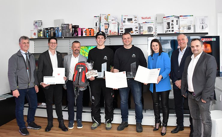 Bei der Lehrlingsauszeichnungs-Feier im Betrieb v. li. Helmut Ladner (Bgm Kappl), Christoph Stillebacher (Vizepräsident Arbeiterkammer Tirol), Otmar Ladner (Bezirksstellenleiter Landeck Wirtschaftskammer Tirol), „Lehrling des Monats Jänner 2024“ Manuel Grissemann, Benjamin Zangerl (Lehrlingsausbildner und Geschäftsführer Elektro Technik Zangerl GmbH), Arbeits- und Jugendlandesrätin Astrid Mair, Martin Gremer (Direktor Tiroler Fachberufsschule für Elektrotechnik, Kommunikation und Elektronik Innsbruck) und Michael Zangerl (Bgm See). 