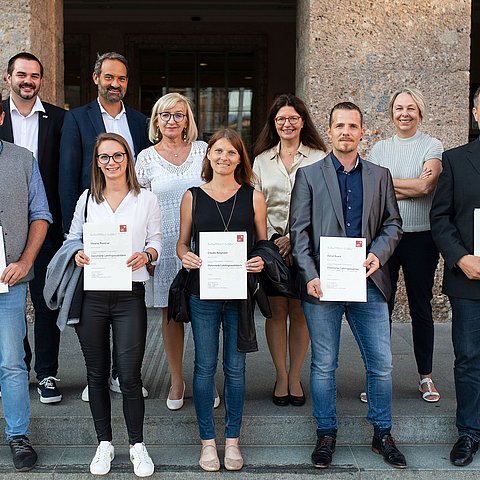 V. li. (hinten): Philip Pollak (Jugendsekretär ÖGB), Thomas Spiegl (Landesjugendvorsitzender ÖGB), Christoph Walser (Präsident Wirtschaftskammer Tirol), LRin Beate Palfrader, Bernadette Kendlbacher (Geschäftsführerin amg-tirol, Ausbilderforum), Sabine Platzer-Werlberger (Landesgeschäftsführer-Stv Arbeitsmarktservice Tirol), Erwin Zangerl (Präsident Arbeiterkammer Tirol) mit den LehrlingsausbilderInnen, die ein Diplom erhielten (vordere Reihe).