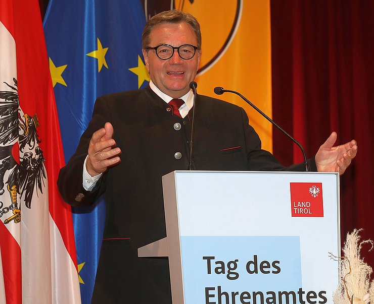 LH Günther Platter bei seiner Festrede: "Mit ihren vielfältigen Einsätzen bringen die ehrenamtlich Tätigen nicht nur Hilfe zu den Menschen, sondern auch Hoffnung, Mut und Zuversicht.“