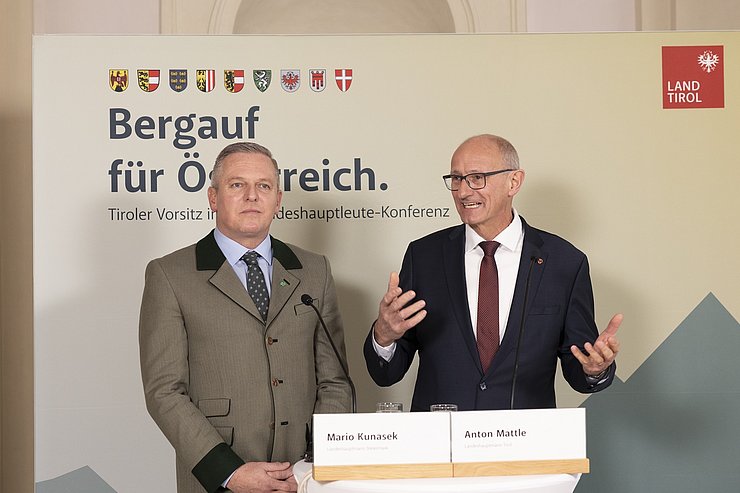 LH Anton Mattle (rechts) und LH Mario Kunasek blickten auf den steirischen Vorsitz zurück und gaben Ausblicke auf Tirols Vorsitz.