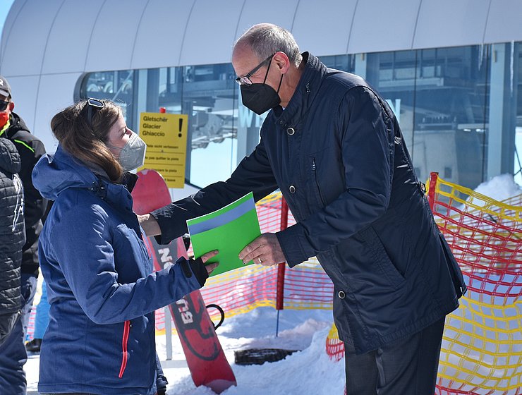 © Land Tirol/Gratl Wirtschaftslandesrat Anton Mattle überreichte gemeinsam mit VertreterInnen der umliegenden Seilbahnunternehmen 29 SchülerInnen der LLA Imst die Zertifikate zur/m SeilbahnmaschinistIn auf 3.440 Metern Höhe am Pitztaler Gletscher – darunter auch an Schülerin Antonia Walch.