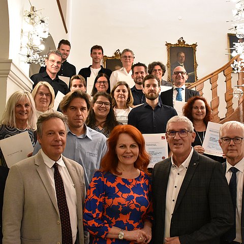Gruppenbild mit VertreterInnen der ausgezeichneten Schulen auf einer Treppe