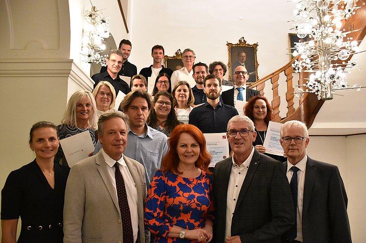 Gruppenbild mit VertreterInnen der ausgezeichneten Schulen auf einer Treppe