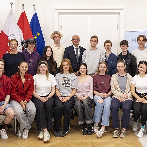 Gruppenbild von LH Anton Mattle mit der Schulklasse.