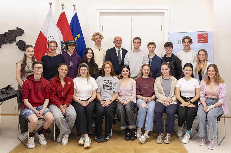 © Land Tirol/Die Fotografen Gruppenbild von LH Anton Mattle mit der Schulklasse.