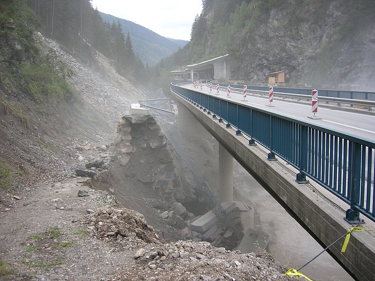 © Land Tirol/Fb. Geologie Felssturz Gfällbrücke 2005, Paznauntal