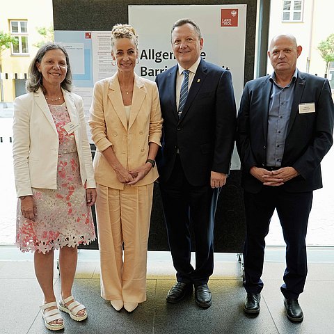 Personen nebeneinander stehend