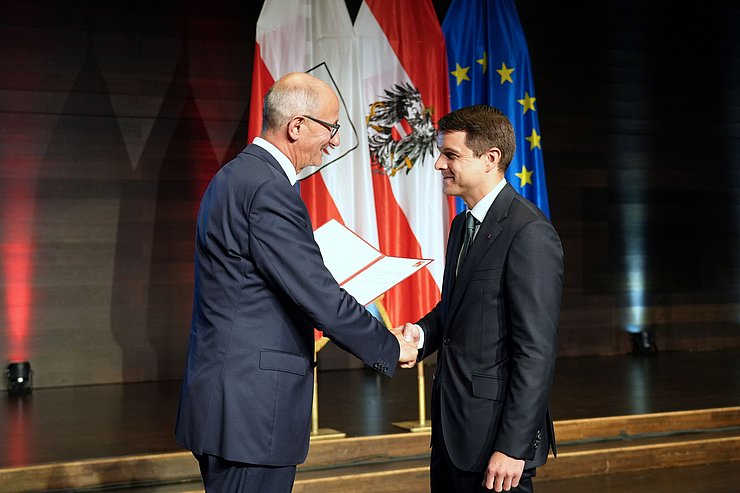 © Land Tirol/Pölzl Lh Mattle und BH Berek Hände schüttelnd